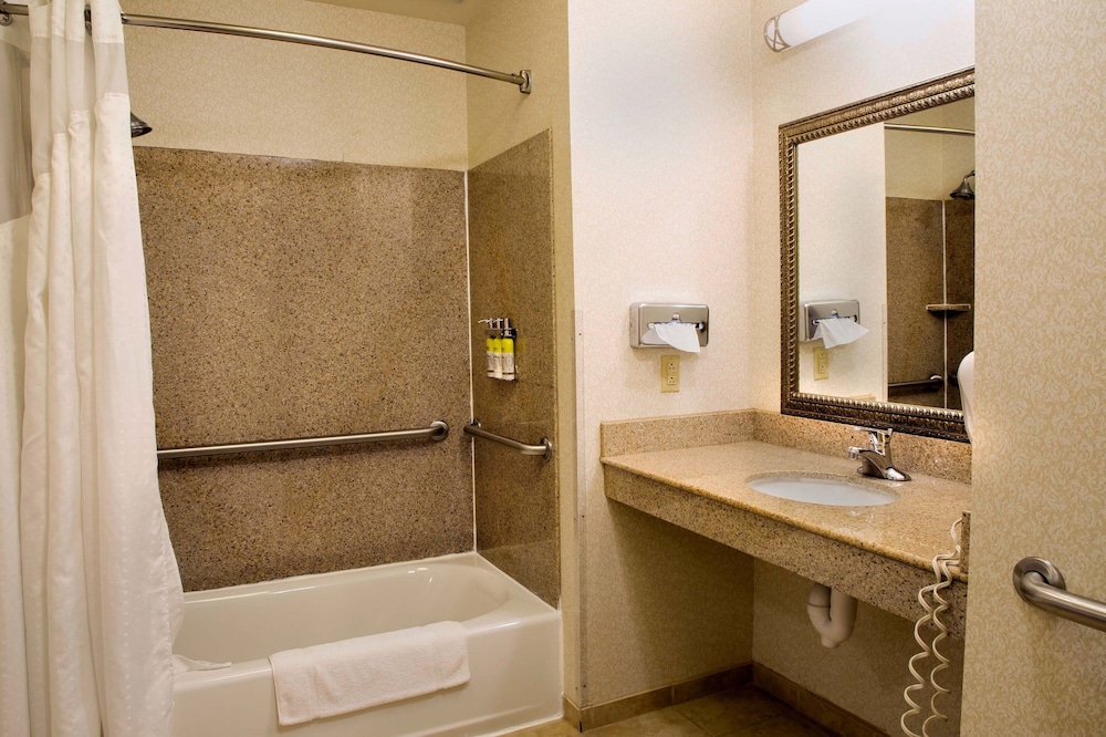 Holiday Inn Express Hotel And Suites Center Tx 22/76