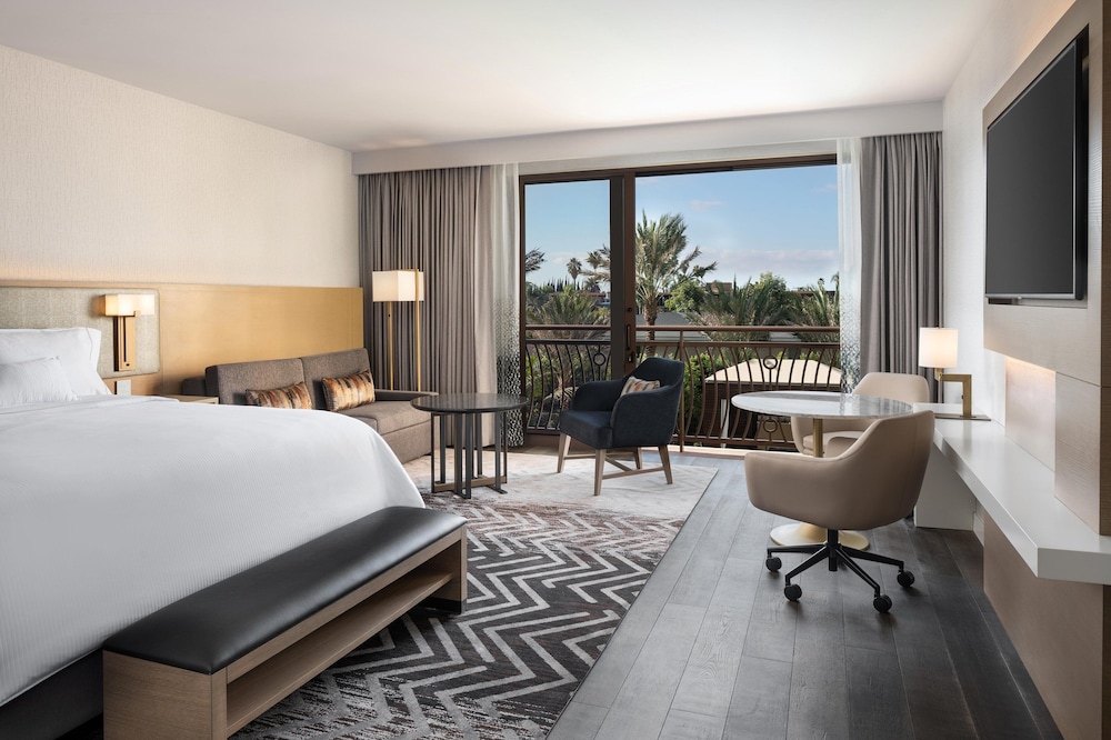 STUDIO, KING BED, RESORT VIEW, SOFA