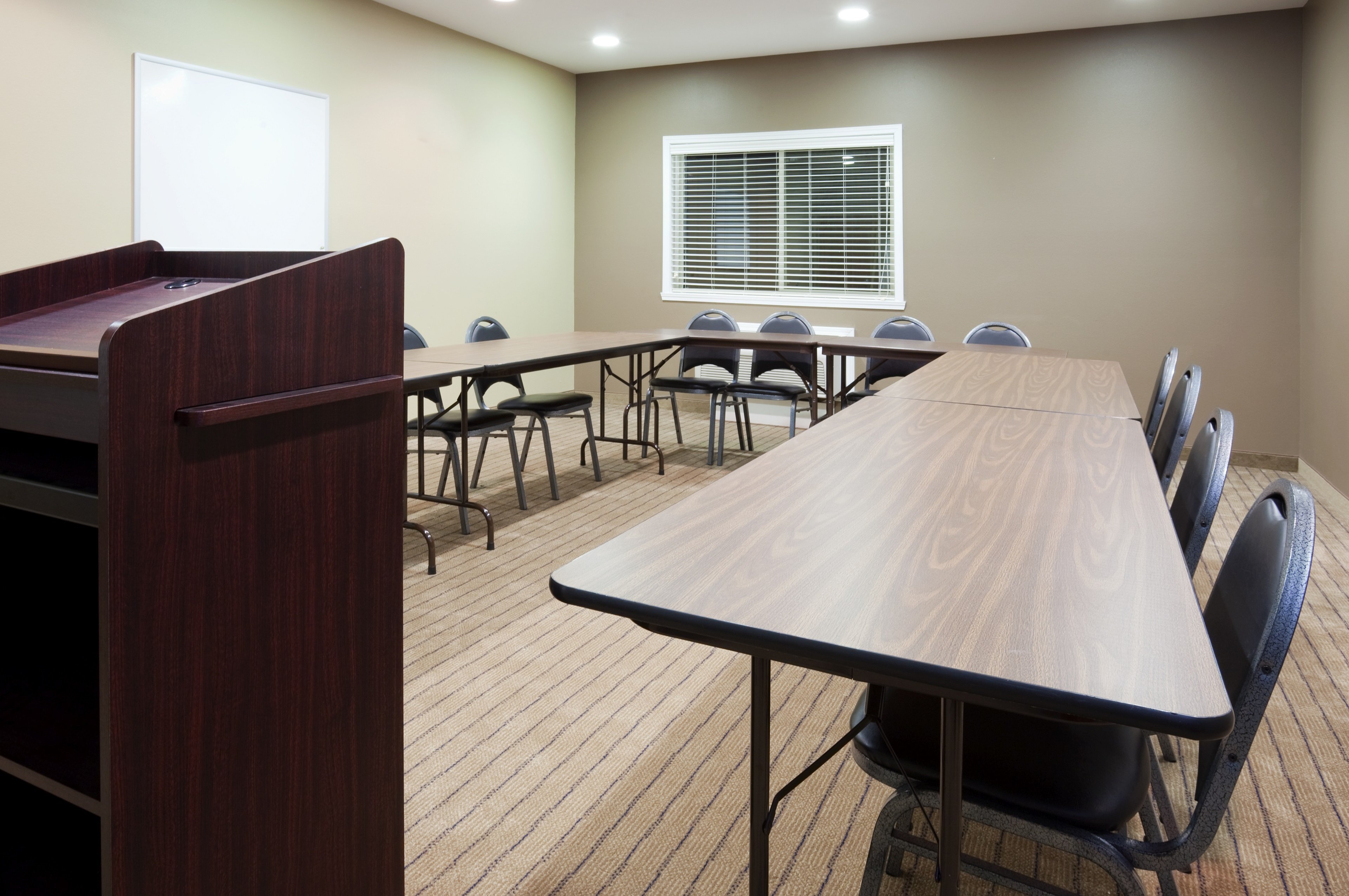 Holiday Inn Express Devils Lake 15/21