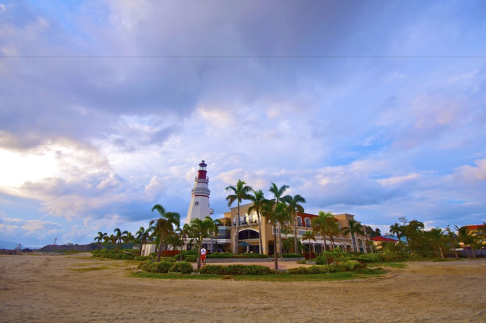 The Lighthouse Marina Resort 32/41