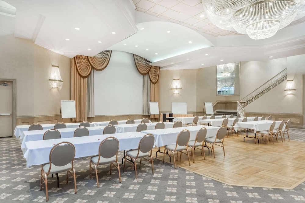 Ramada by Wyndham Hammond Hotel & Conference Center 35/42