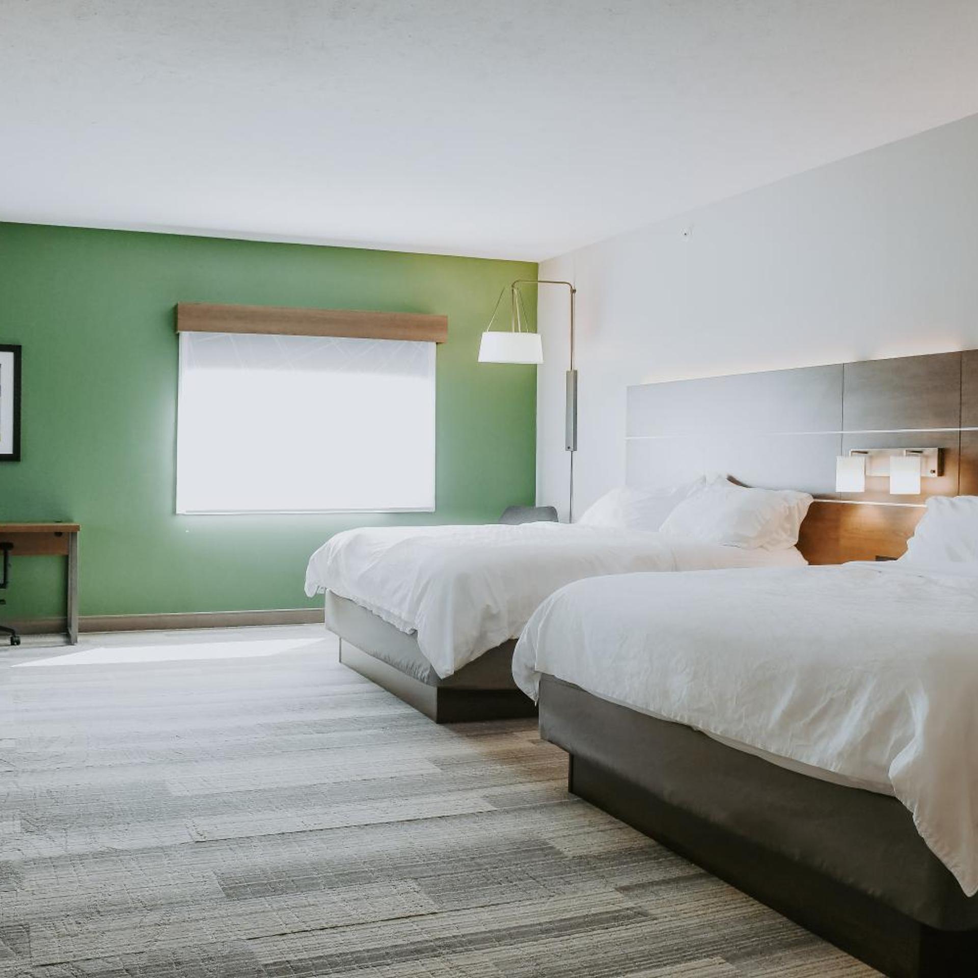 غرفة قياسية بسرير كينج وسريرين كينج، Holiday Inn Express and Suites Lincoln South 8/10
