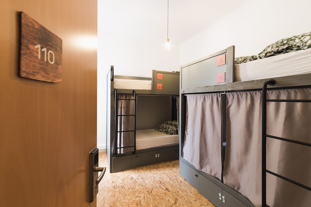 Female Dorm, Female Only, 4 People