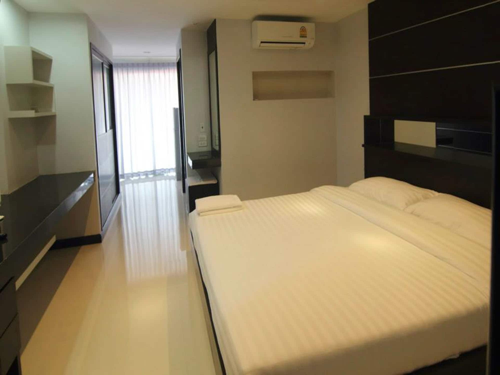 STANDARD, DOUBLE BED, CITY VIEW