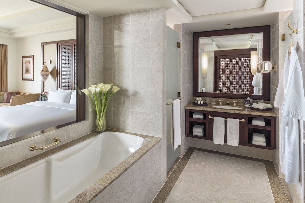 Al Husn Hotel Muscat 48/50