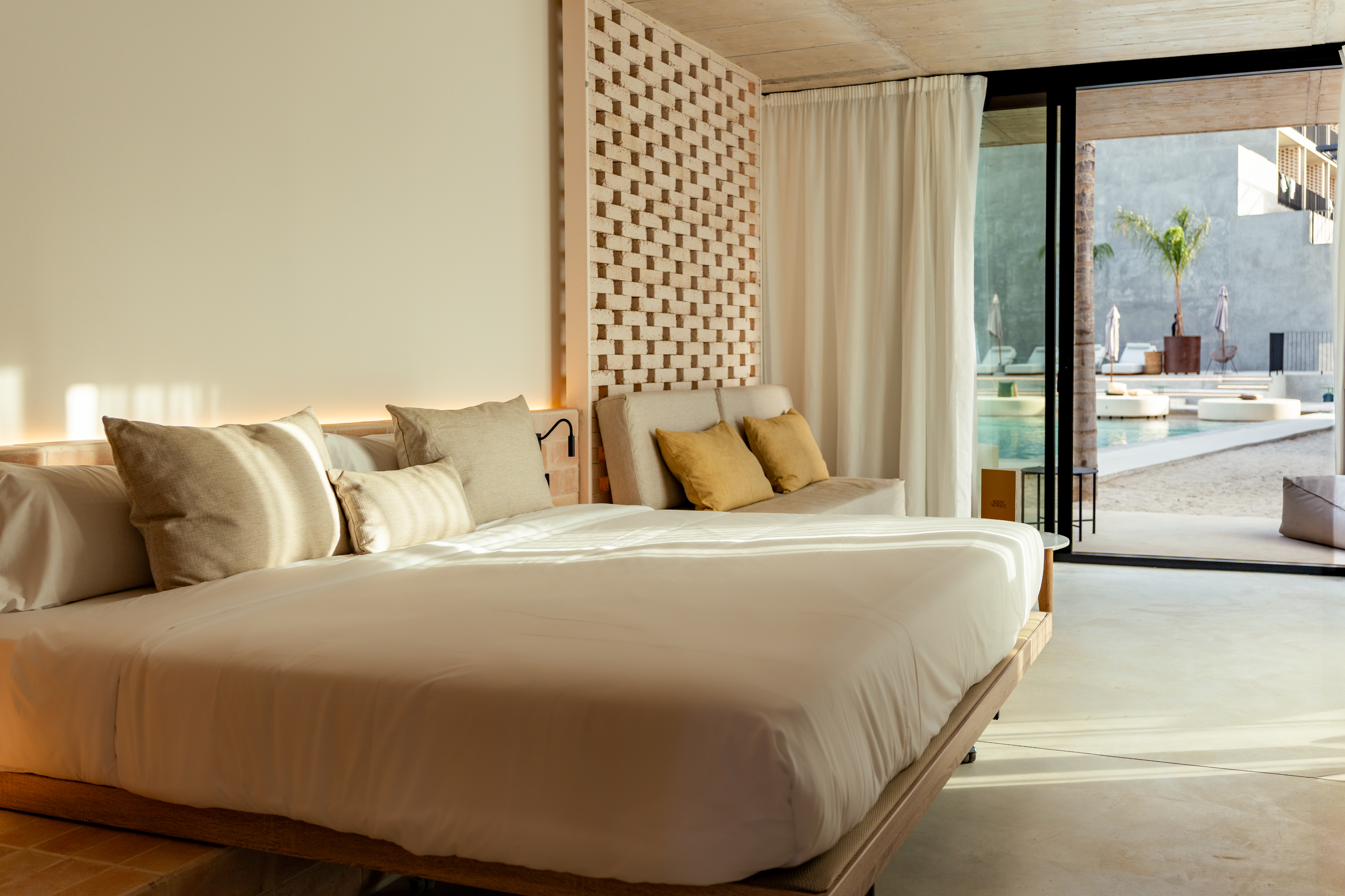 Paradise, Suite, Pool Side