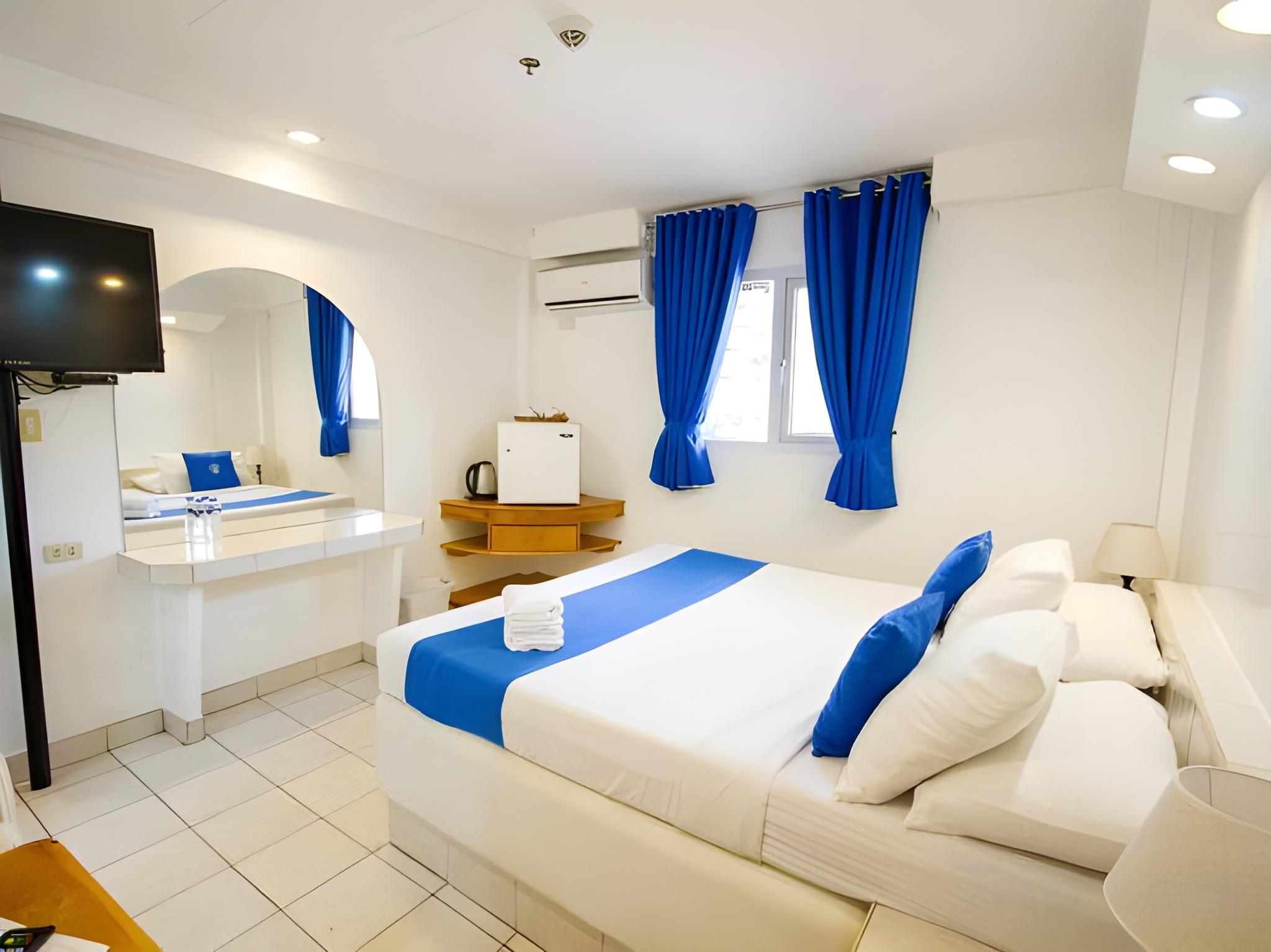 Street, Standard, Queen Bed