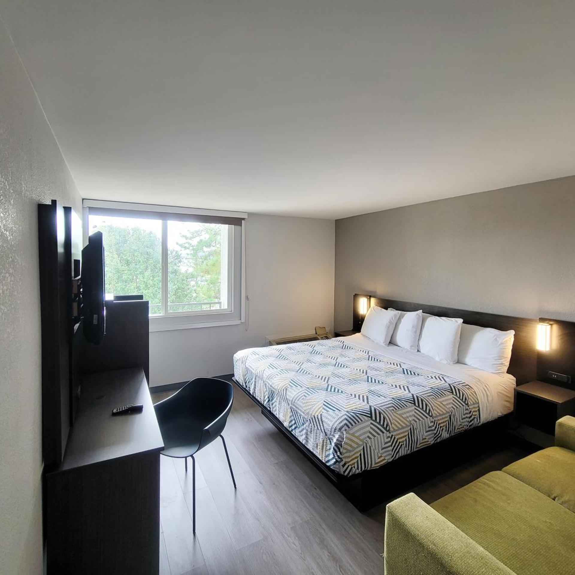 1 King Bed - Mobility Accessible Tub, Nsmk