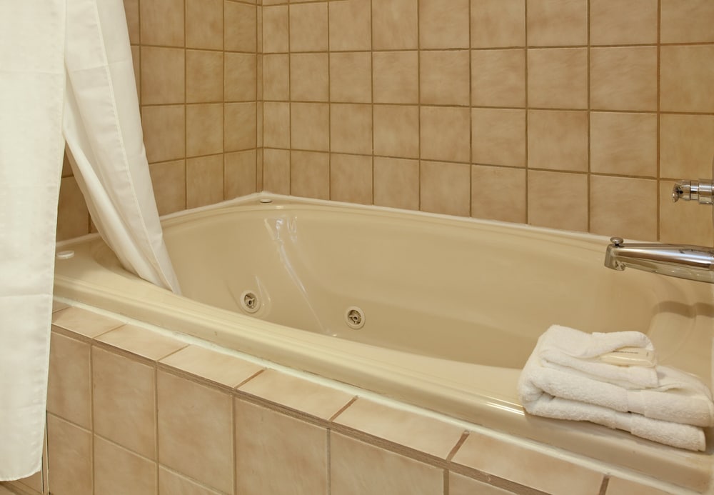 Holiday Inn Express & Suites Kansas City-Liberty (Hwy 152), an IHG Hotel 73/74