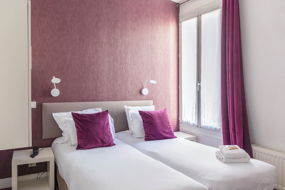 ROOM, TWIN BEDS