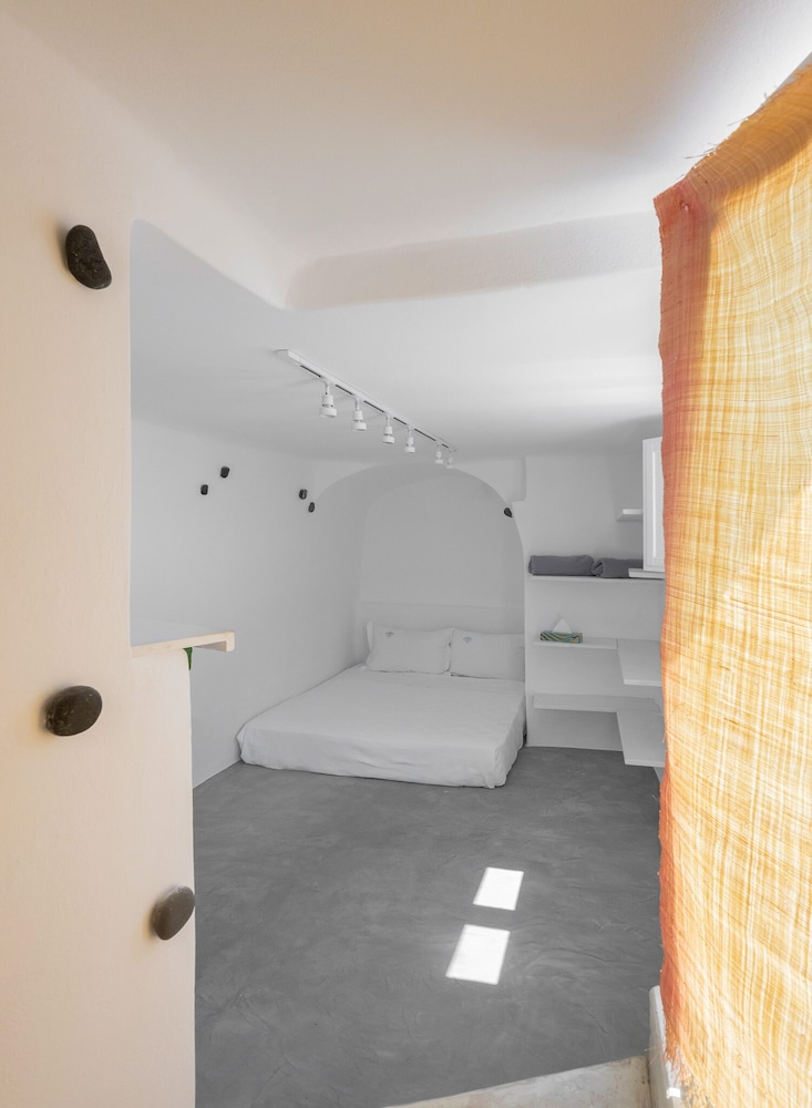Mini, Suite, Queen Bed, Caldera View, Sofa, Plunge Pool, High Floor