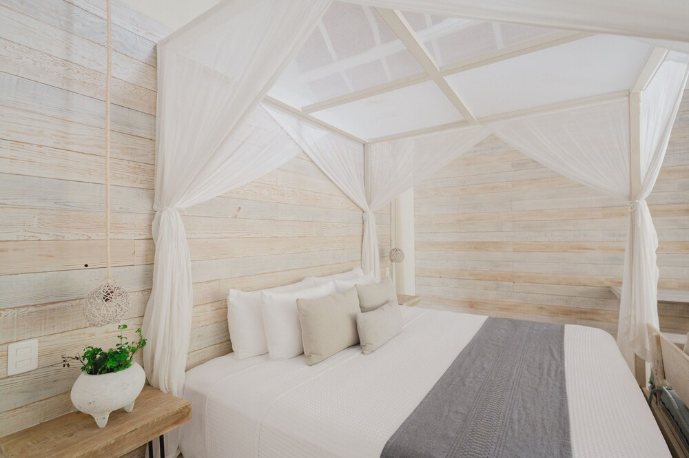 SUITE, KING BED, GARDEN VIEW