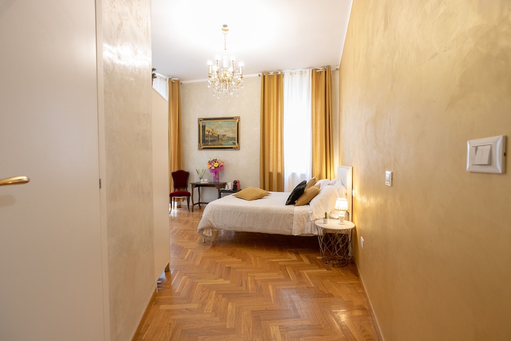 Golden Rooms 33/48