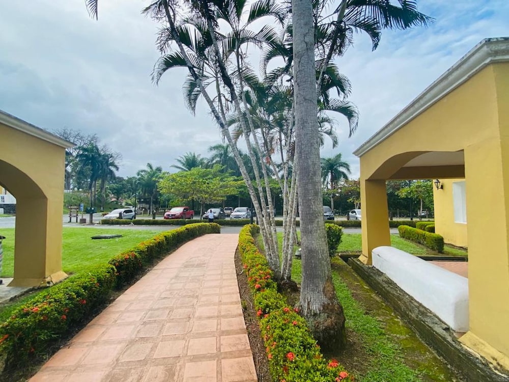 Amatique Bay Hotel 45/58