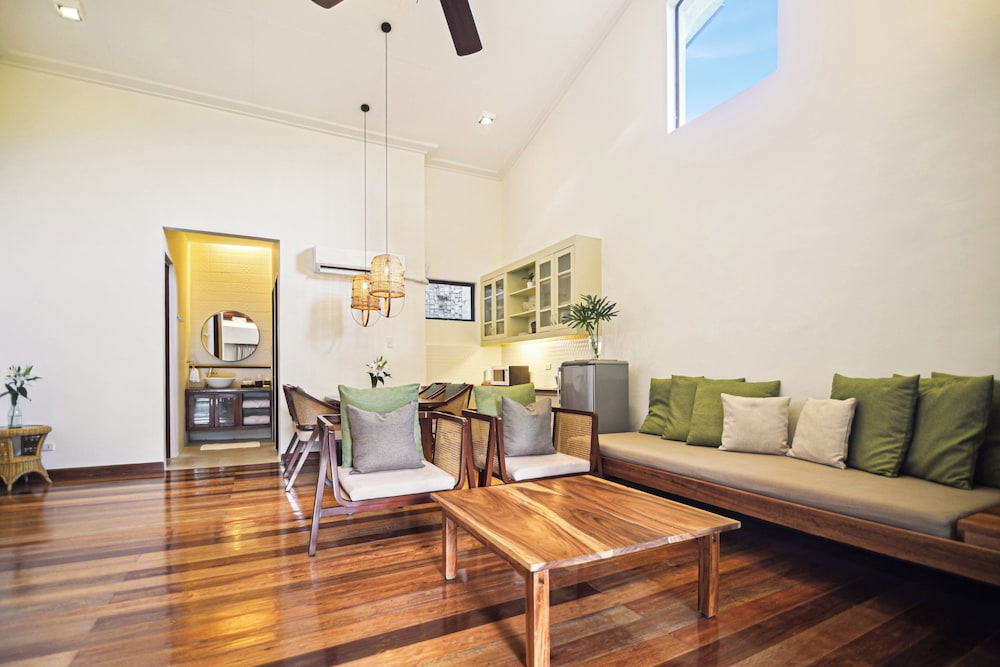 The Strand Boutique Resort 48/75