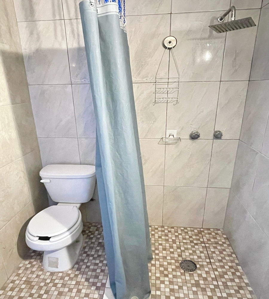 غرفة قياسية بسريرين مزدوجين