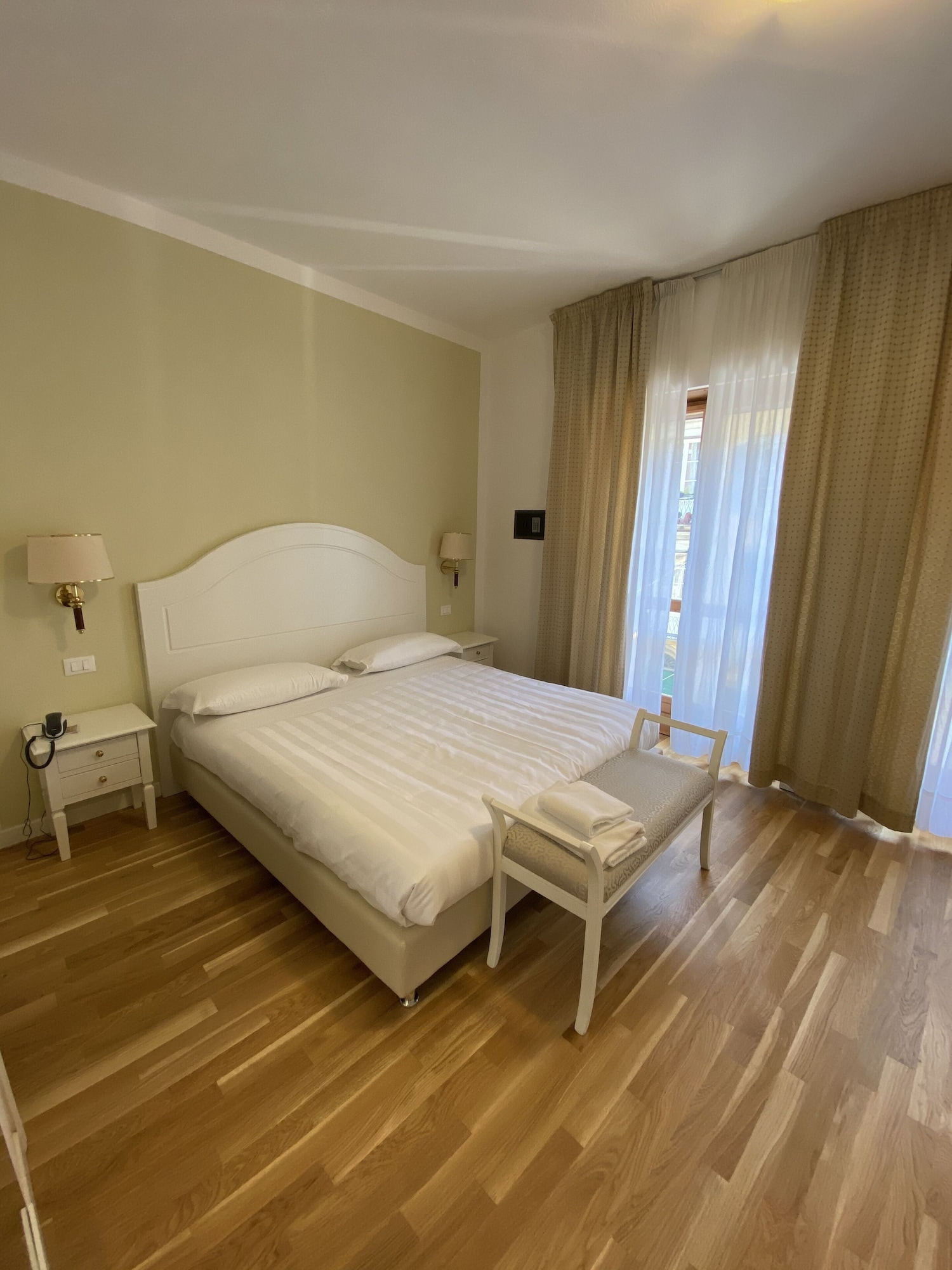 ROOM, TRIPLE