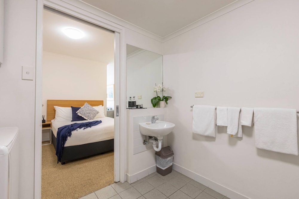 MainStay Suites Williamstown 25/63