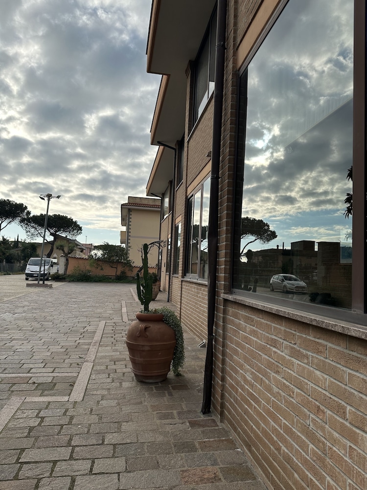 Euro House Inn Airport Hotel Residence 68/72