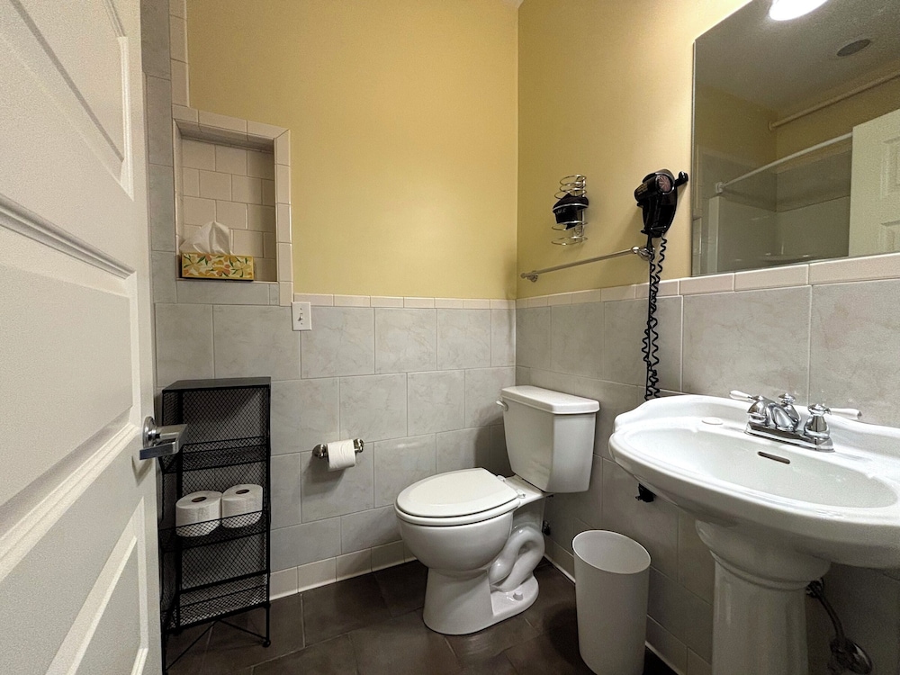 Grand Lux Inn 45/47