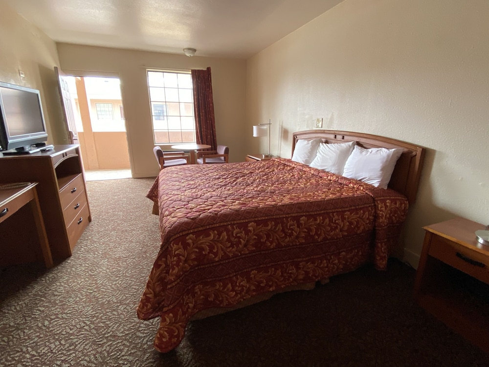 ROOM, KING BED