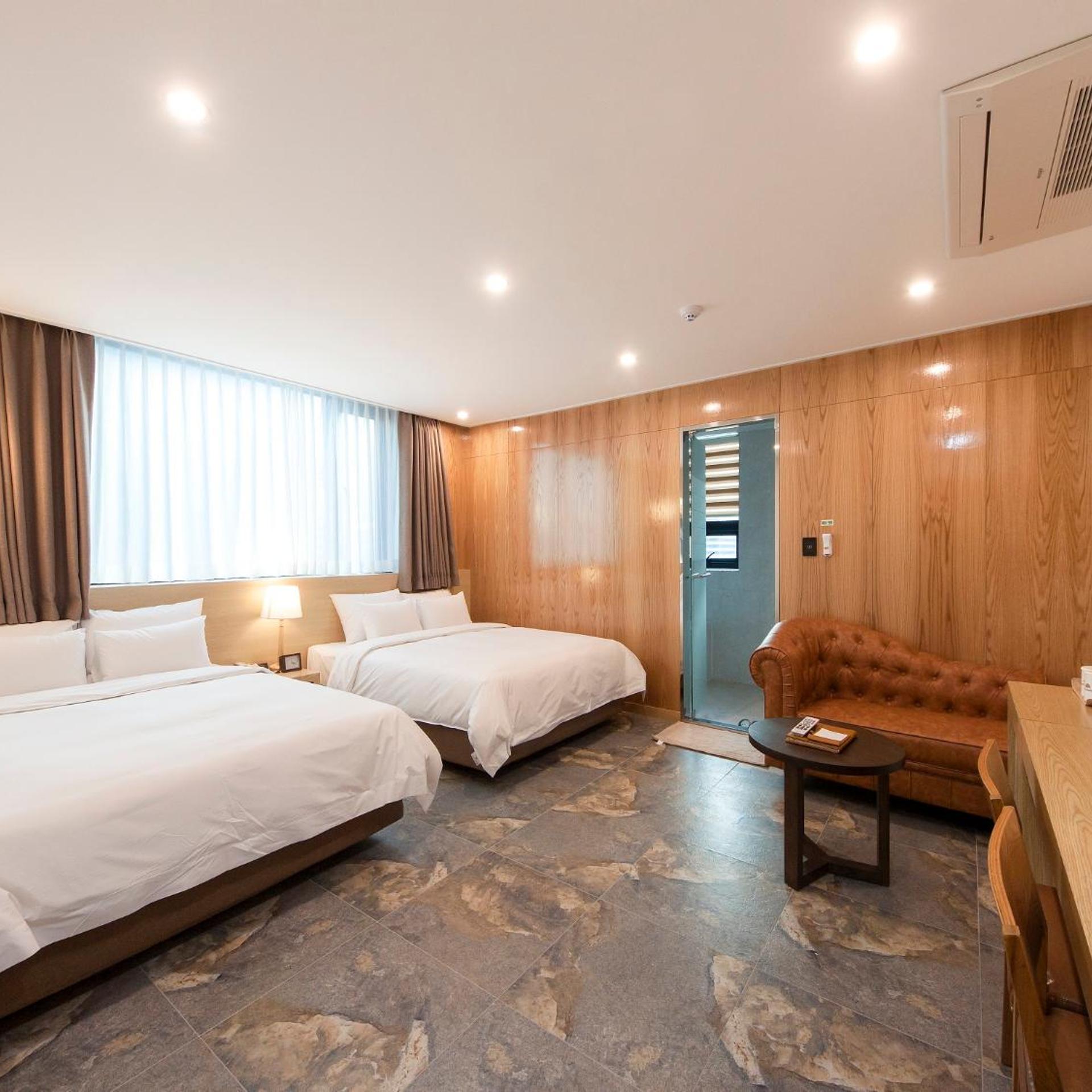 ROOM, QUADRUPLE