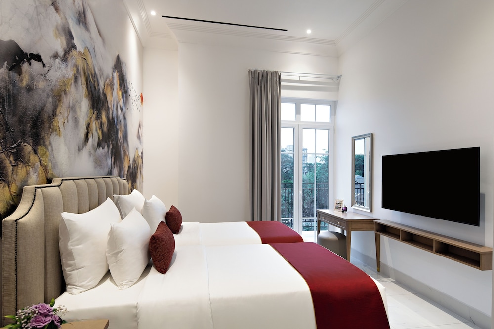 3 BEDROOMS, SUITE