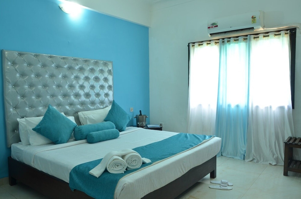 SUITE, KING BED