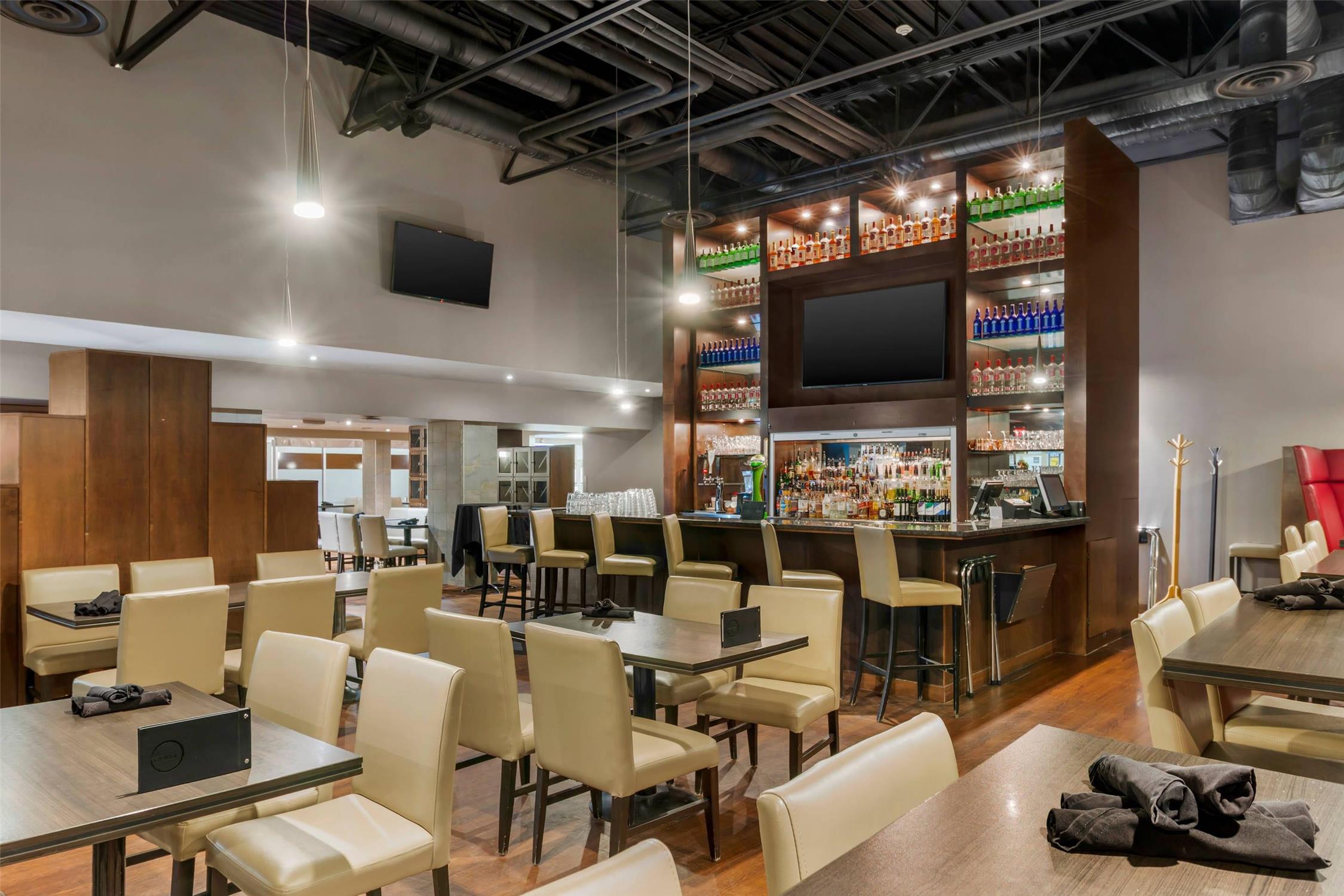Clarion Hotel & Suites Brandon 24/35