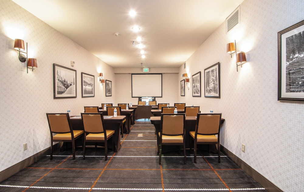 Holiday Inn Express Hotel & Suites Kalispell 68/77