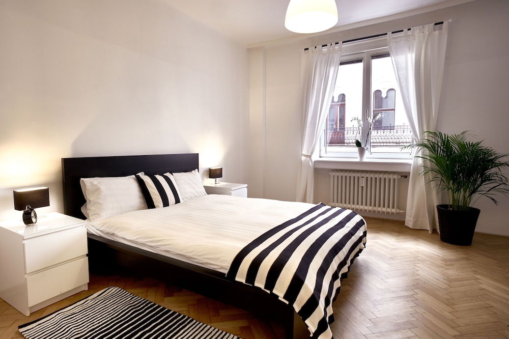 1 BEDROOM, WHITE, CITY, APARTMENT