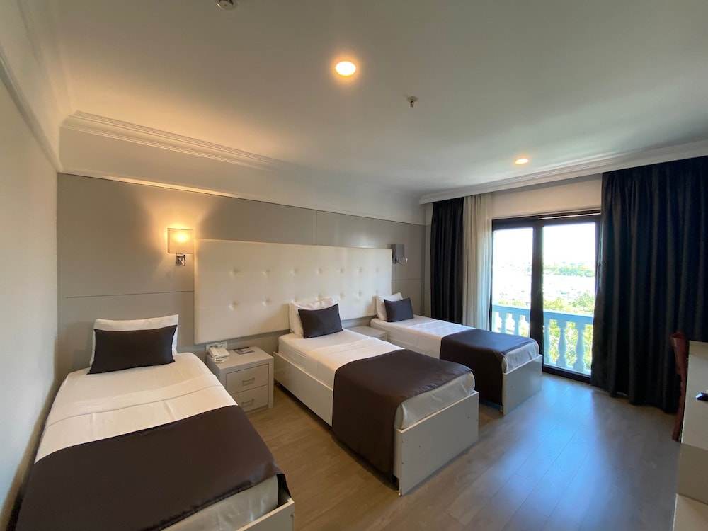 Paradise Island Hotel 13/50