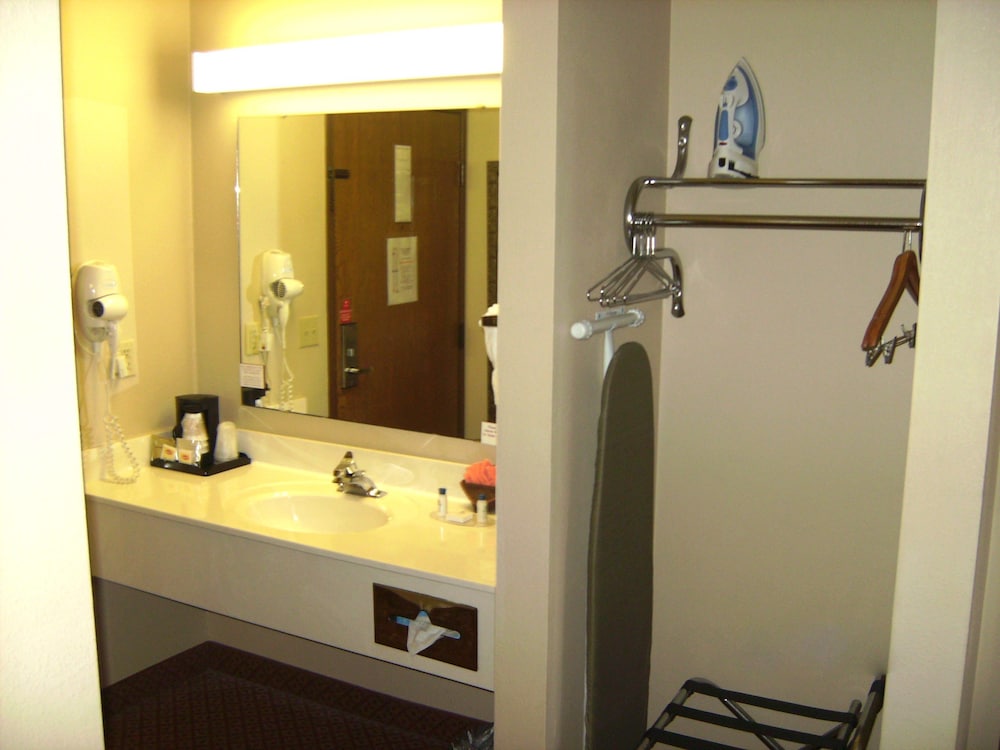 All American Inn and Suites 17/46