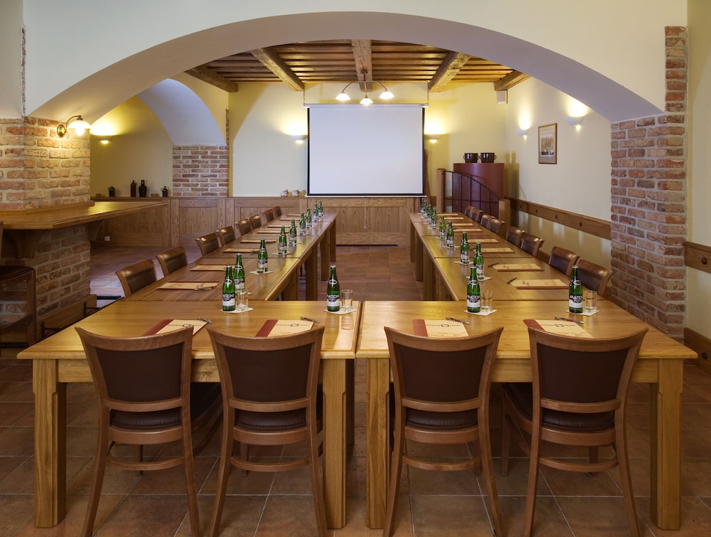 Dolce Villa Hotel 35/57