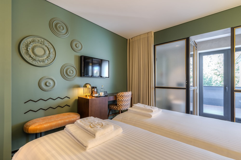 SUPERIOR, DOUBLE OR TWIN BED