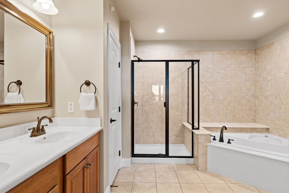 2 Bedrooms, Condo, Water, Premier, King and Queen Bed