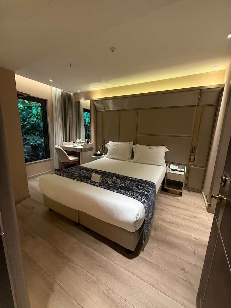 Bentley Hotel Bosphorus 40/86
