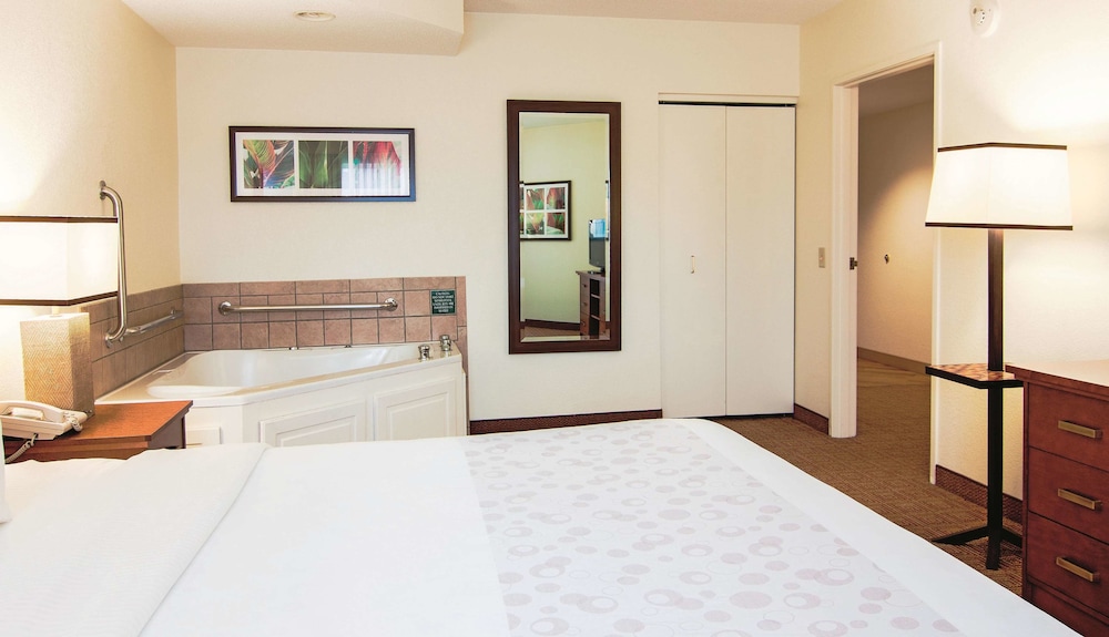 La Quinta Inn & Suites by Wyndham Bannockburn-Deerfield 5/56