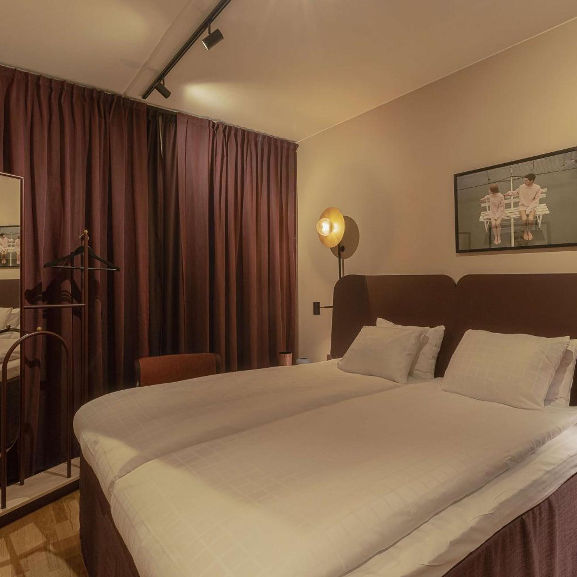 Room, Queen Bed, No Window