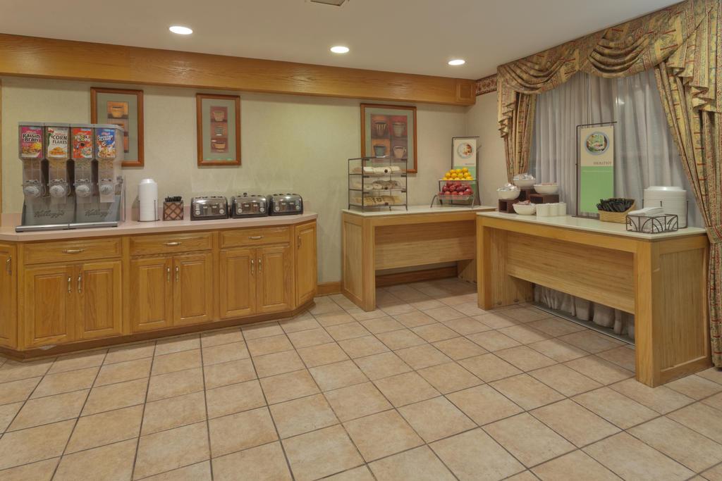 Country Inn & Suites by Radisson Holland, MI 4/42