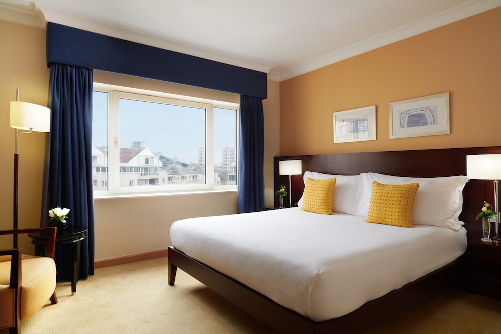 SUITE, KING BED, MARINA VIEW