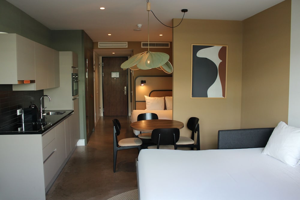 Studio, King Bed, Sofa, Xl