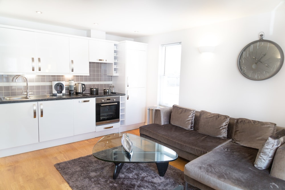 Lux Living Apartments - Marino Place 8/16