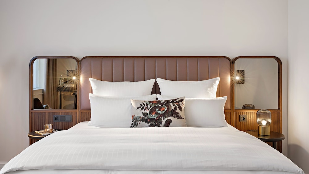 PREMIUM, KING BED, SOFA
