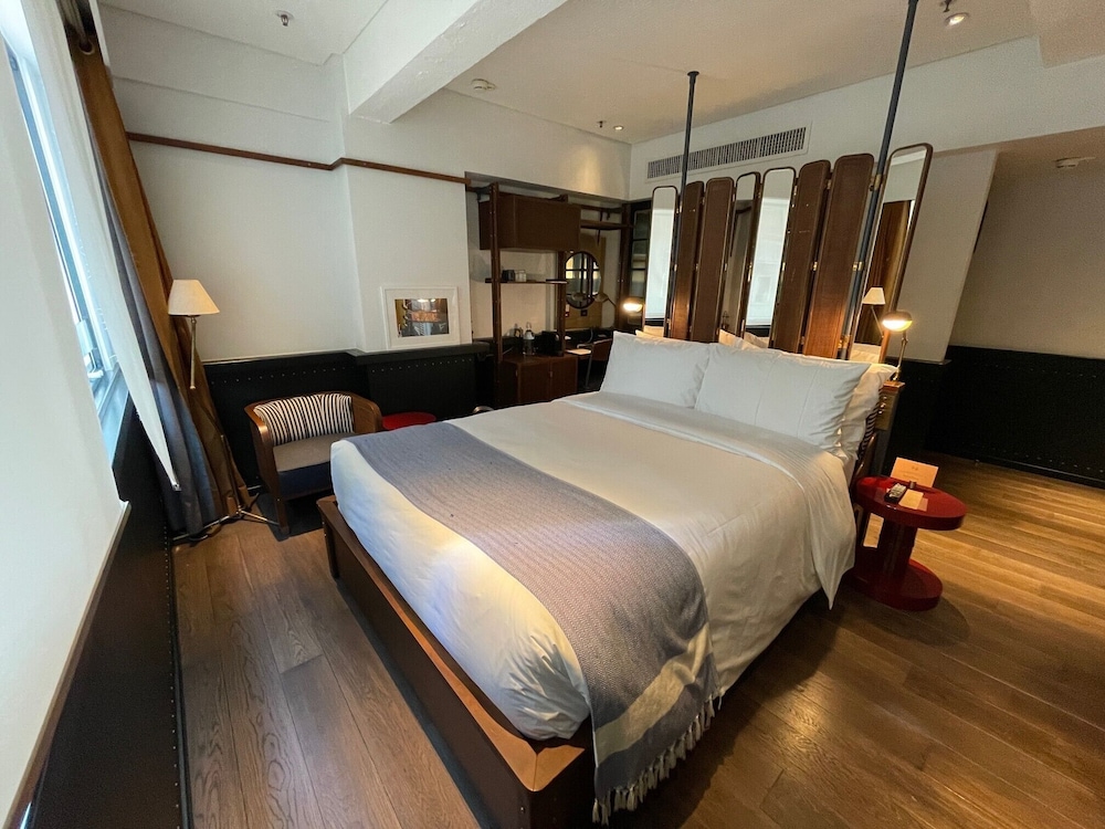 Medium, Queen Bed