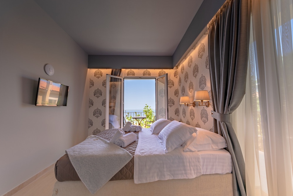 EXCLUSIVE, SUITE, QUEEN BED, SEA VIEW