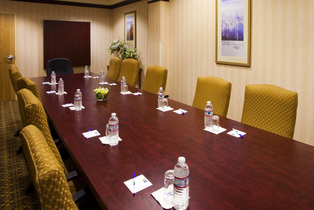 Holiday Inn Express Syracuse Airport 61/65