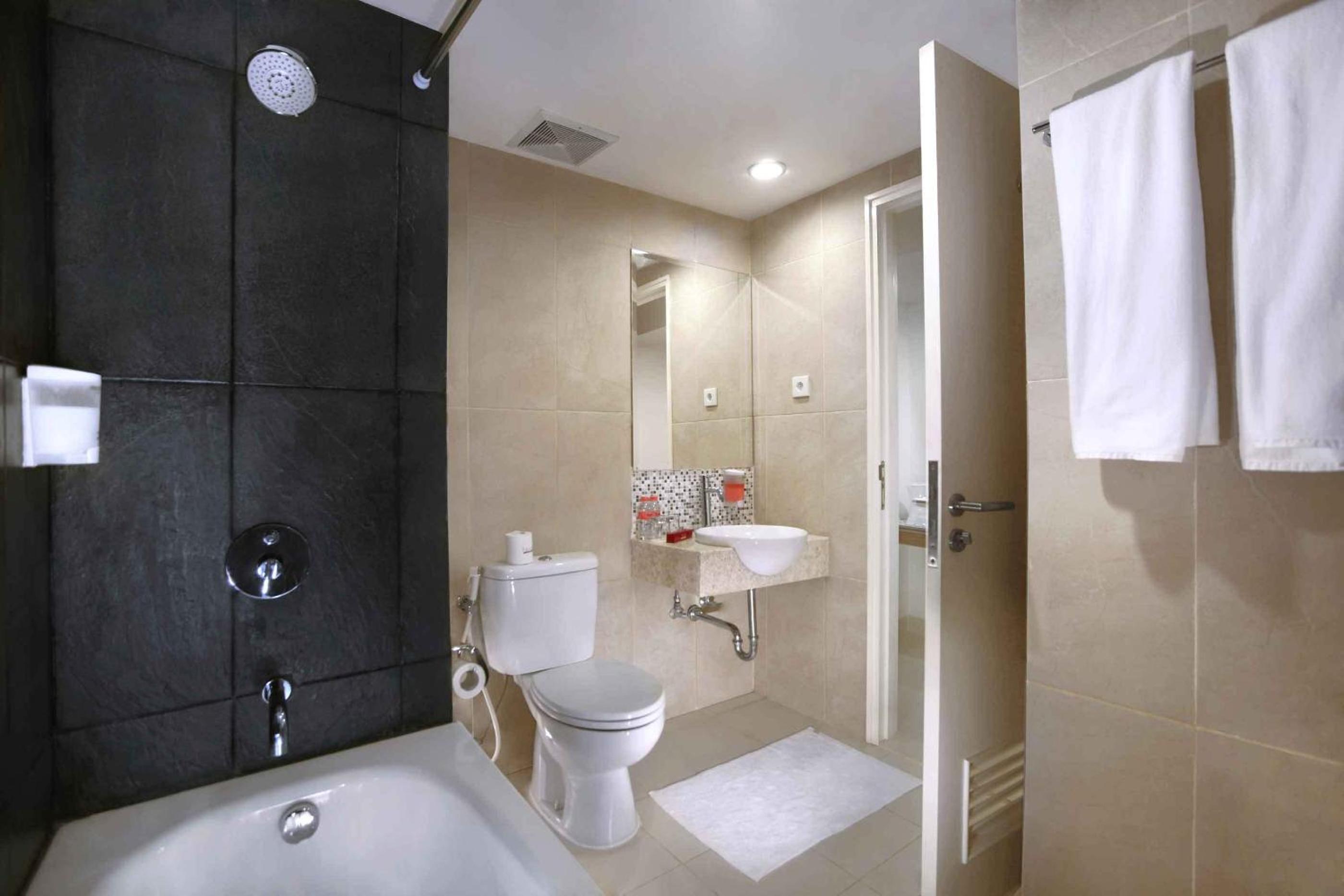 Premier, King Bed, favehotel PGC Cililitan 3/6