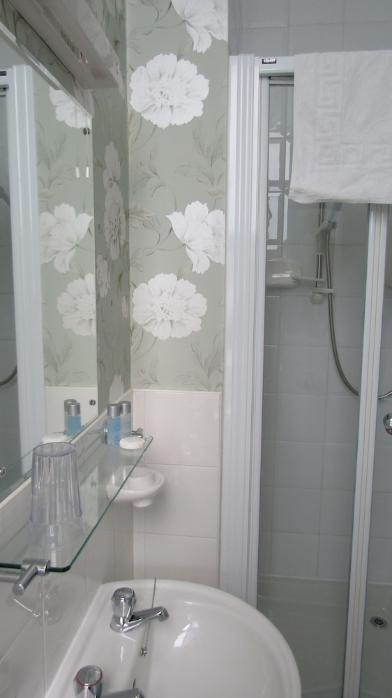 Raincliffe Hotel 48/50