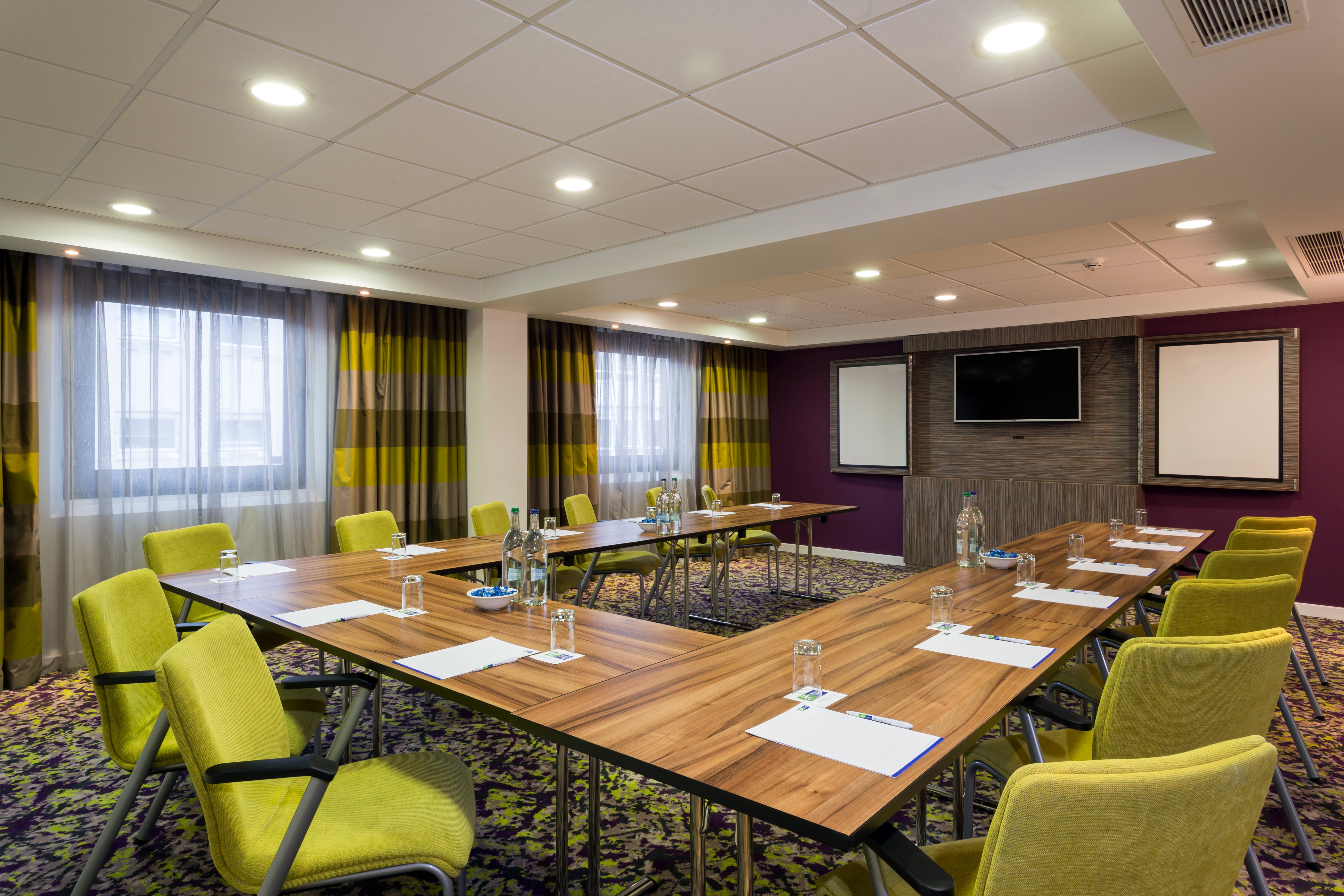 HOLIDAY INN EXPRESS HARLOW 67/74